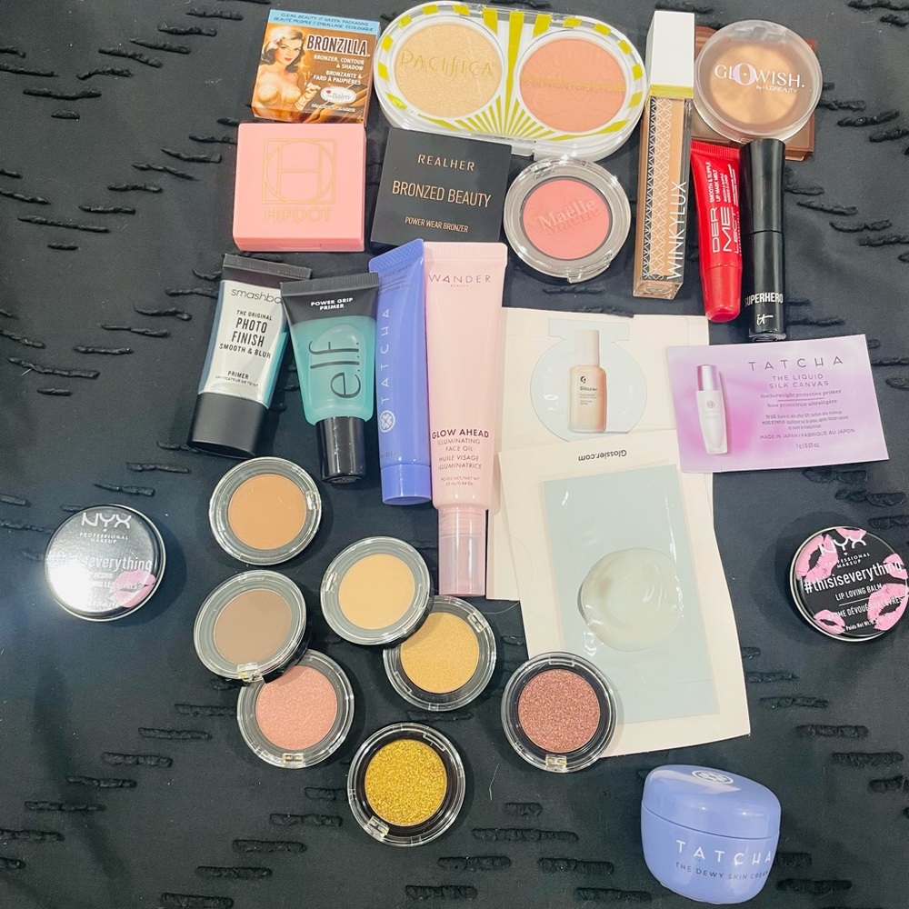 39 pc. Random makeup never been used 5 full size